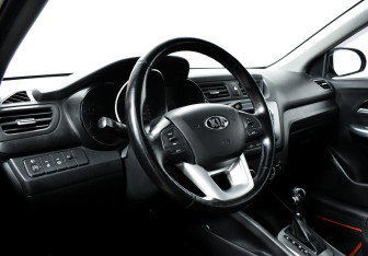 Подержанный автомобиль Kia Rio Hatchback 2014 года (9 фото)