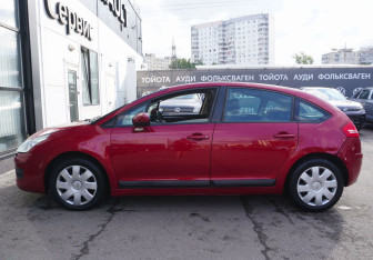 Подержанный автомобиль Citroen C4 Hatchback 2010 года (8 фото)