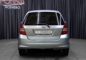 Подержанный автомобиль Honda Jazz 2008 года (6 фото)