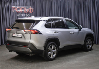 Подержанный автомобиль Toyota RAV4 2020 года (5 фото)