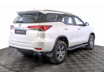 Подержанный автомобиль Toyota Fortuner 2021 года (5 фото)
