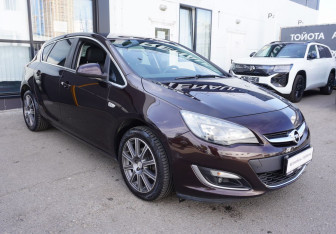 Подержанный автомобиль Opel Astra Hatchback 2014 года (3 фото)