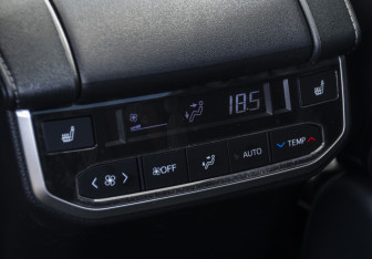 Подержанный автомобиль Toyota Highlander 2025 года (23 фото)