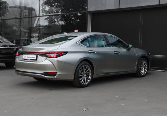 Подержанный автомобиль Lexus ES 2025 года (4 фото)