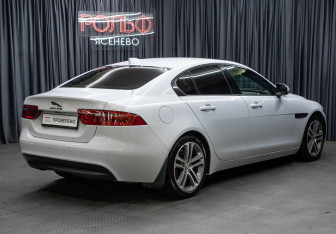 Подержанный автомобиль Jaguar XE 2016 года (4 фото)