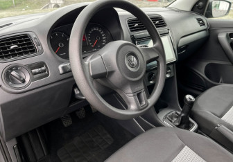 Подержанный автомобиль Volkswagen Polo Sedan 2012 года (13 фото)