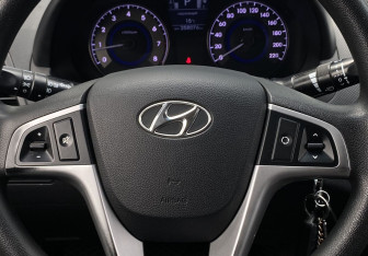Подержанный автомобиль Hyundai Solaris Sedan 2012 года (14 фото)
