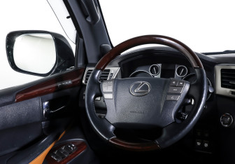 Подержанный автомобиль Lexus LX 2014 года (16 фото)