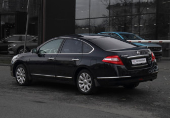 Подержанный автомобиль Nissan Teana 2010 года (7 фото)