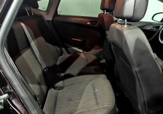 Подержанный автомобиль Opel Astra Sedan 2014 года (16 фото)