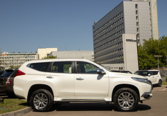 Подержанный автомобиль Mitsubishi Pajero Sport 2019 года (3 фото)