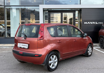 Подержанный автомобиль Nissan Note 2007 года (5 фото)
