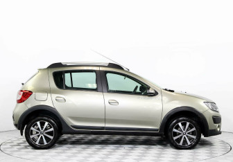 Подержанный автомобиль Renault Sandero 2016 года (4 фото)