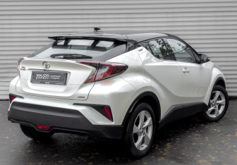 Подержанный автомобиль Toyota C-HR 2019 года (6 фото)