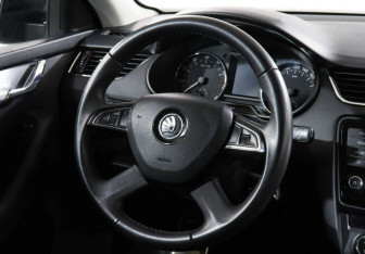 Подержанный автомобиль Skoda Octavia Wagon 2015 года (10 фото)
