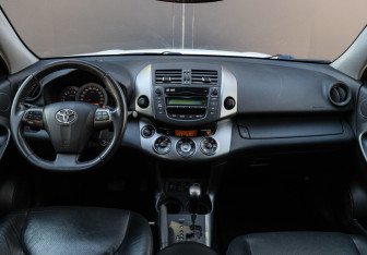 Подержанный автомобиль Toyota RAV4 2011 года (9 фото)