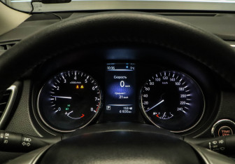 Подержанный автомобиль Nissan X-Trail 2017 года (14 фото)