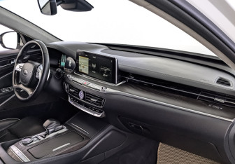 Подержанный автомобиль Kia K900 2019 года (13 фото)