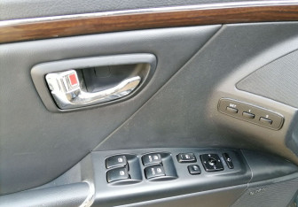 Подержанный автомобиль Hyundai Grandeur 2008 года (16 фото)