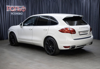 Подержанный автомобиль Porsche Cayenne 2013 года (7 фото)