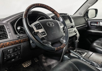 Подержанный автомобиль Toyota Land Cruiser Suv 2013 года (13 фото)