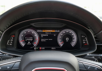 Подержанный автомобиль Audi Q8 2019 года (13 фото)