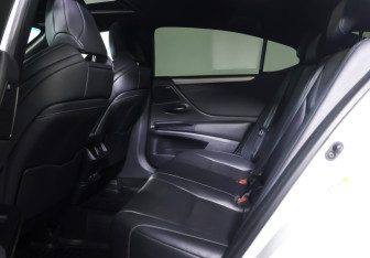 Подержанный автомобиль Lexus ES 2018 года (10 фото)