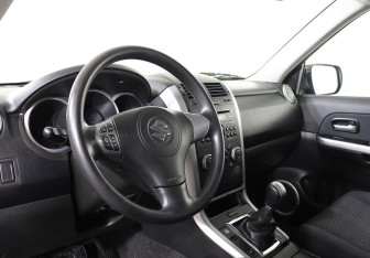Подержанный автомобиль Suzuki Grand Vitara 2014 года (9 фото)