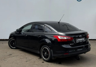 Подержанный автомобиль Ford Focus Sedan 2013 года (6 фото)