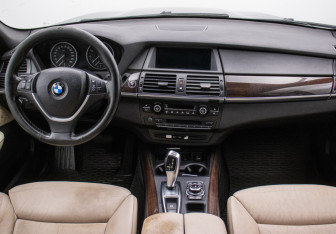 Подержанный автомобиль BMW X5 2011 года (13 фото)