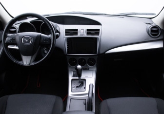 Подержанный автомобиль Mazda 3 Sedan 2010 года (13 фото)