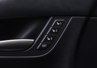 Подержанный автомобиль Lexus LX 2017 года (19 фото)
