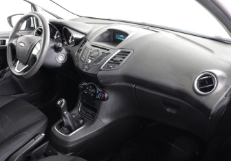 Подержанный автомобиль Ford Fiesta Sedan 2015 года (6 фото)
