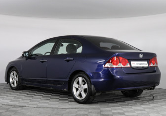 Подержанный автомобиль Honda Civic Sedan 2007 года (4 фото)