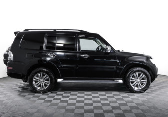 Подержанный автомобиль Mitsubishi Pajero 2013 года (4 фото)