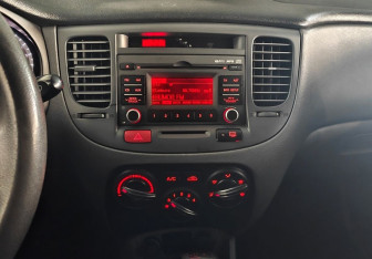 Подержанный автомобиль Kia Rio Sedan 2011 года (13 фото)