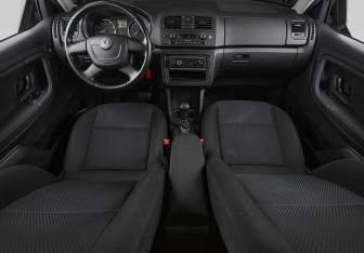 Подержанный автомобиль Skoda Fabia Hatchback 2011 года (16 фото)