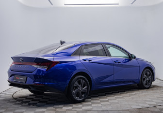 Подержанный автомобиль Hyundai Elantra Sedan 2021 года (5 фото)