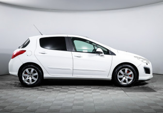 Подержанный автомобиль Peugeot 308 Hatchback 2012 года (4 фото)