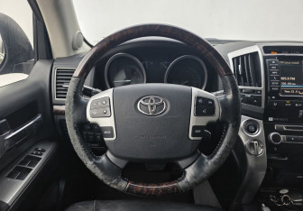 Подержанный автомобиль Toyota Land Cruiser Suv 2014 года (13 фото)