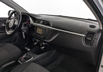 Подержанный автомобиль Kia Rio Hatchback 2021 года (12 фото)