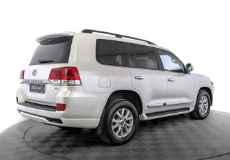 Подержанный автомобиль Toyota Land Cruiser Suv 2016 года (5 фото)