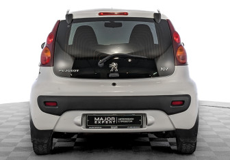 Подержанный автомобиль Peugeot 107 2013 года (6 фото)