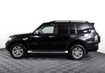 Подержанный автомобиль Mitsubishi Pajero 2013 года (8 фото)