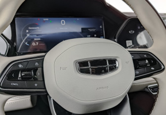 Подержанный автомобиль Geely Monjaro 2024 года (25 фото)