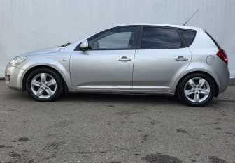 Подержанный автомобиль Kia Ceed Hatchback 2009 года (8 фото)
