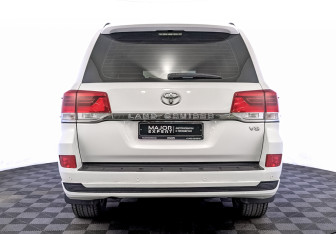 Подержанный автомобиль Toyota Land Cruiser Suv 2015 года (6 фото)