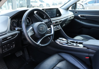 Подержанный автомобиль Hyundai Sonata 2022 года (13 фото)