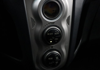 Подержанный автомобиль Toyota Yaris Hatchback 2008 года (14 фото)