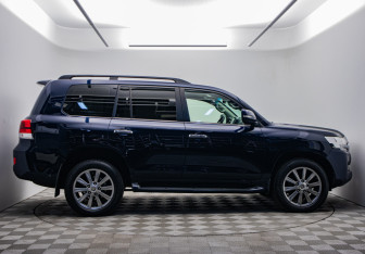 Подержанный автомобиль Toyota Land Cruiser Suv 2017 года (4 фото)